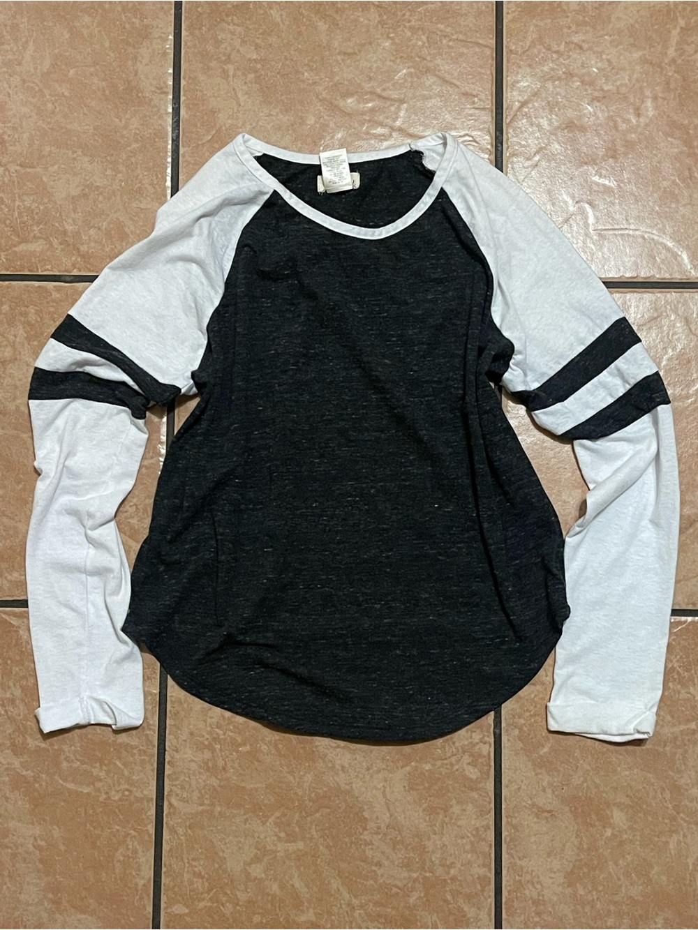 Send offer to me Women's Black & White Long-Sleeve Raglan Baseball Tee